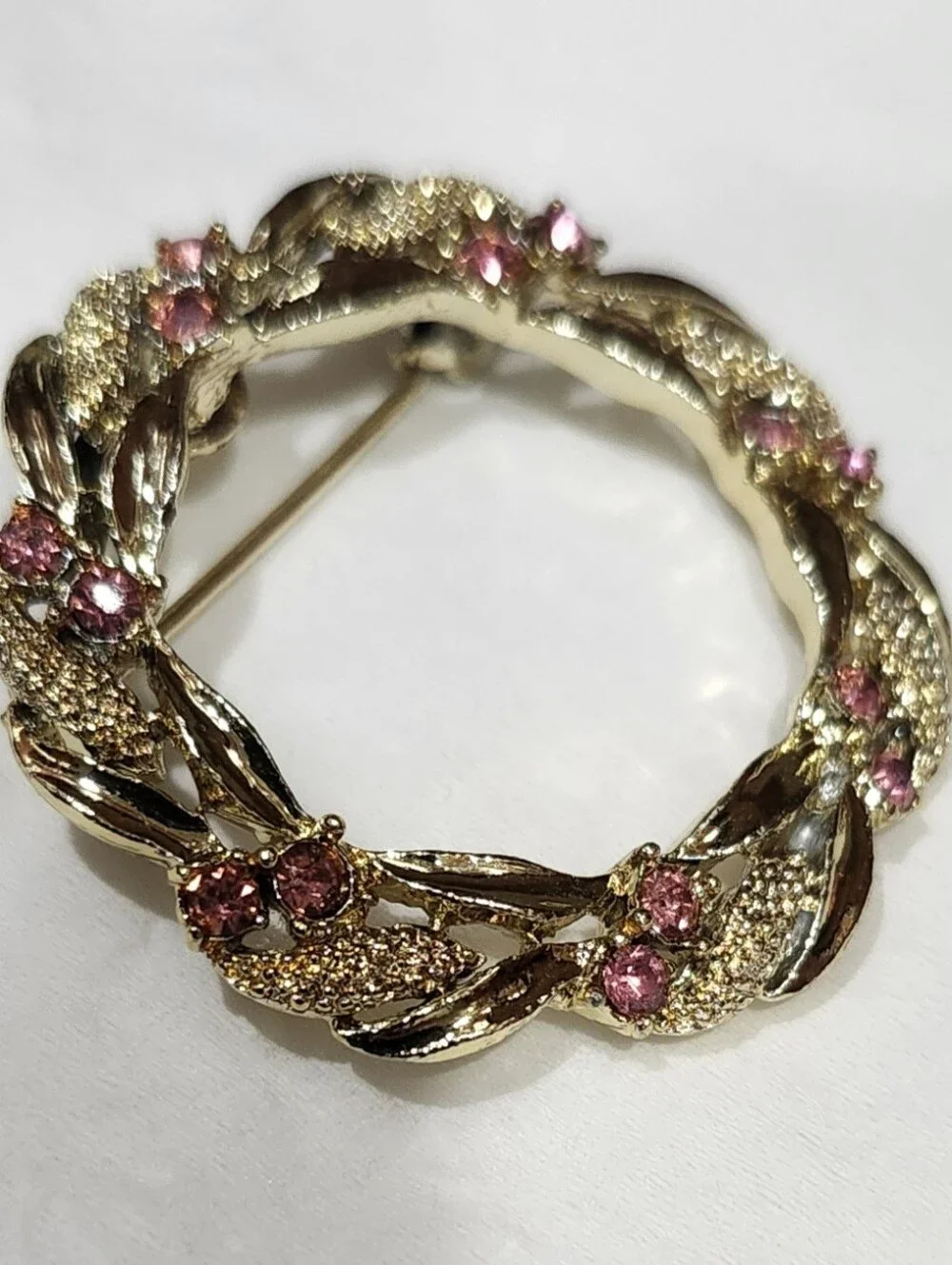 Gerry Gold Tone Wreath Brooch Pin With Pink Stone Accents Vintage